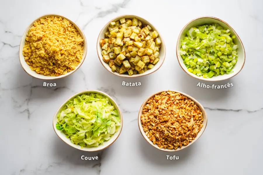 Ingredientes da receita - broa, batata, alho-francês, couve e tofu